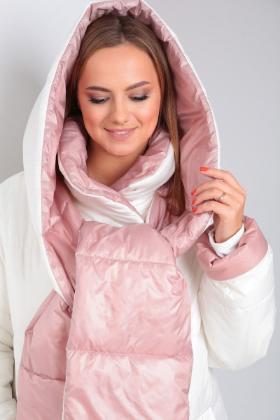 Удлиненное комфортное пальто с утеплителем и двойной застежкой Диомант 1901 бело-пудровый - фото 9