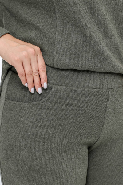 Брюки с высокой посадкой и фигурной линией входа в карман La rouge 8053 хаки - фото 4