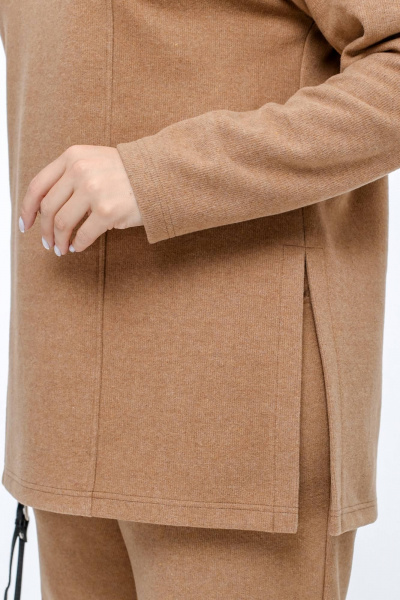 Свободный джемпер из плотного трикотажа с рельефами и разрезами La rouge 3326 кэмел - фото 6