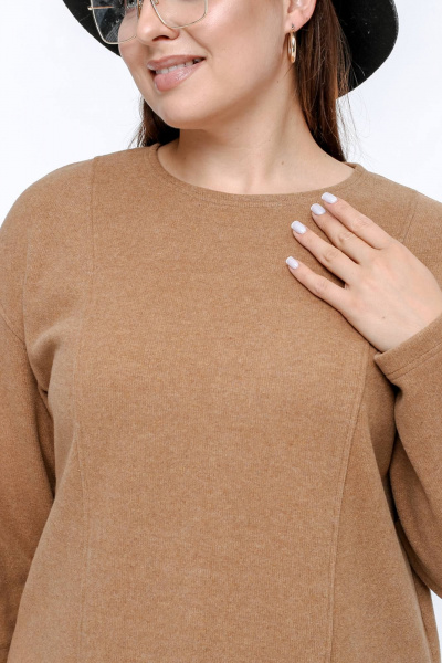 Свободный джемпер из плотного трикотажа с рельефами и разрезами La rouge 3326 кэмел - фото 5