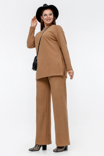 Свободный джемпер из плотного трикотажа с рельефами и разрезами La rouge 3326 кэмел - фото 3