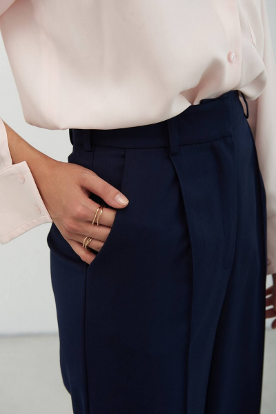 Брюки палаццо синего цвета из костюмной ткани Azet 2142 темно-синий - фото 5