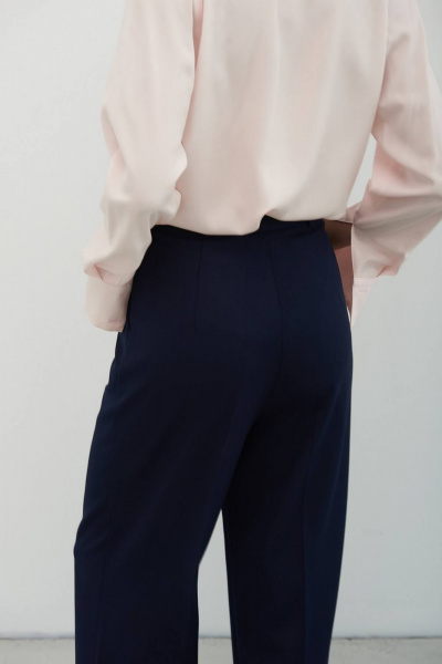 Брюки палаццо синего цвета из костюмной ткани Azet 2142 темно-синий - фото 4