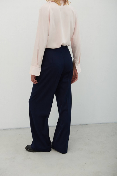 Брюки палаццо синего цвета из костюмной ткани Azet 2142 темно-синий - фото 3