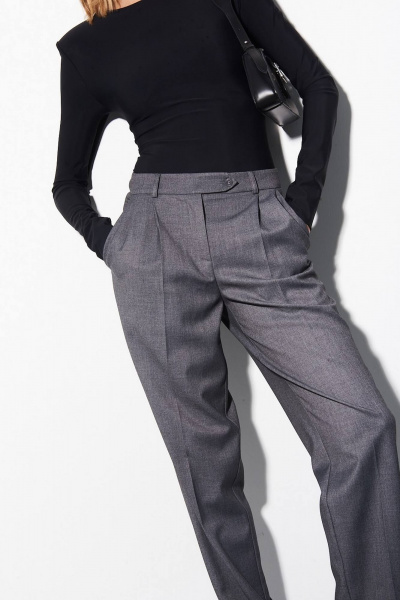 Брюки зауженные из деловой костюмной поливискозы Azet 2401 графит - фото 3