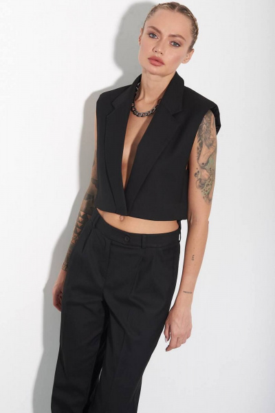 Демисезонный жилет с декоративным хлястиком и люверсами Azet 2403 черный - фото 1