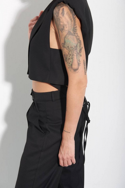 Демисезонный жилет с декоративным хлястиком и люверсами Azet 2403 черный - фото 2