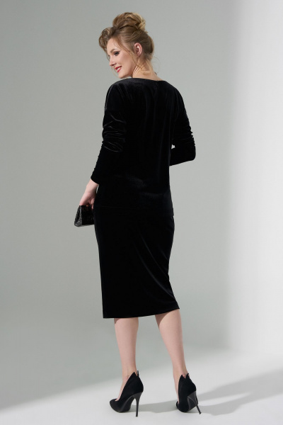 Костюм из бархата с юбкой-карандаш и аппликацией Euromoda 494 - фото 4