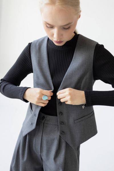 Летний классический жилет из костюмной ткани с V-образным вырезом ULLA 1G серый - фото 9