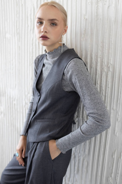 Летний классический жилет из костюмной ткани с V-образным вырезом ULLA 1G серый - фото 5