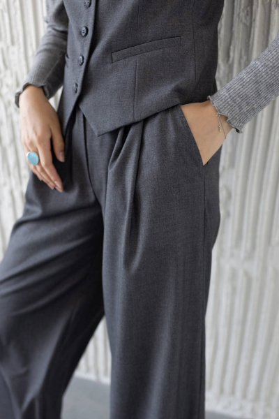 Летний классический жилет из костюмной ткани с V-образным вырезом ULLA 1G серый - фото 4