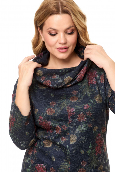 Длинное трикотажное платье с объемным воротником и разрезом Michel chic 2145 графит-цветы - фото 7