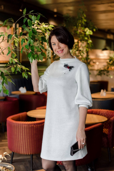 Демисезонное платье с брошью из трикотажа с классным силуэтом TAiER 1251 белый - фото 2