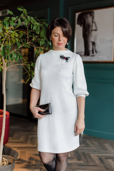 Демисезонное платье с брошью из трикотажа с классным силуэтом TAiER 1251 белый - фото 1