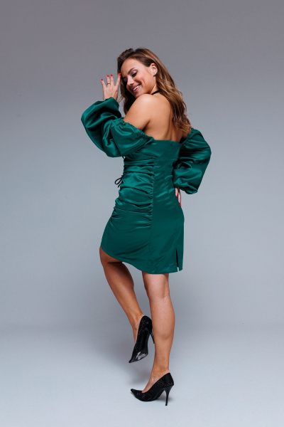 Мини-платье изумрудное с шнуровкой спереди и стильным дизайном AURA otd 3238 изумруд - фото 9