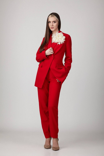 Элегантный костюм из текстиля: красный жакет и узкие брюки с брошью Rosheli 896/3 - фото 1
