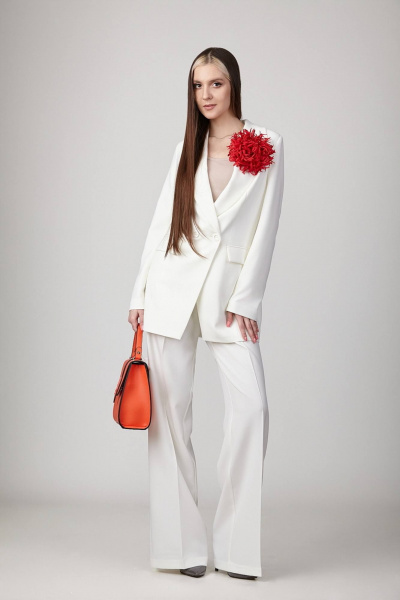 Костюм брючный из костюмной ткани с жакетом и брошью Rosheli 899/4 - фото 1