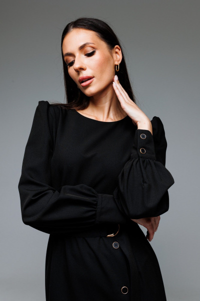 Черное платье из текстиля с смещенным разрезом и талиевыми вытачками Ларс Стиль 847 - фото 3