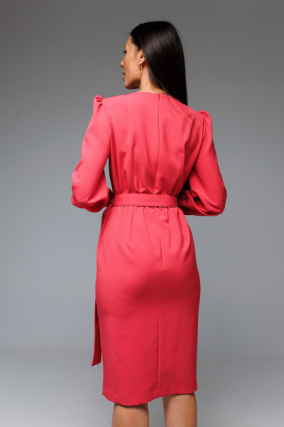 Розовое платье с талиевыми вытачками и разрезом-смещение Ларс Стиль 847/3 - фото 3