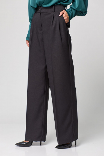 Классические брюки из текстиля с функциональными карманами THE NAME 2271 графит - фото 5