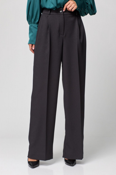 Классические брюки из текстиля с функциональными карманами THE NAME 2271 графит - фото 4