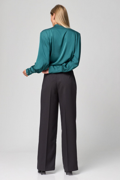 Классические брюки из текстиля с функциональными карманами THE NAME 2271 графит - фото 3