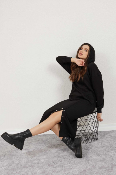 Платье прямого силуэта с капюшоном и декоративной печатью Mislana С872 черный - фото 10