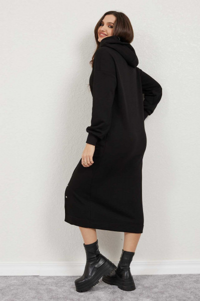 Платье прямого силуэта с капюшоном и декоративной печатью Mislana С872 черный - фото 5