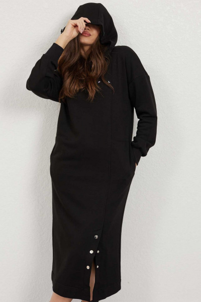 Платье прямого силуэта с капюшоном и декоративной печатью Mislana С872 черный - фото 4