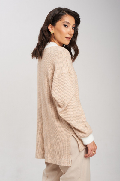 Бежевый свободный джемпер с пушистыми деталями и асимметричным низом Mixan 2063/2 - фото 5