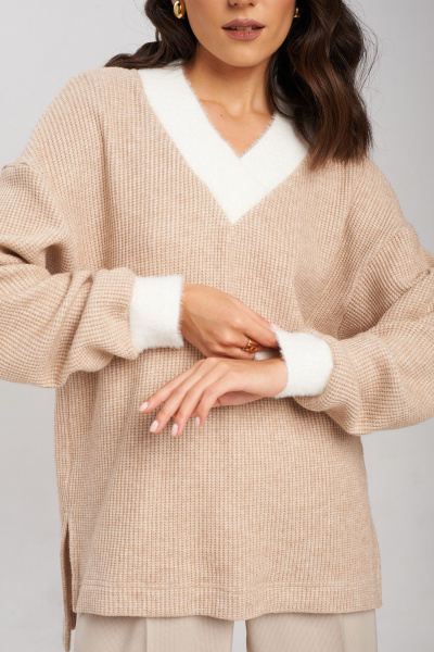 Бежевый свободный джемпер с пушистыми деталями и асимметричным низом Mixan 2063/2 - фото 4