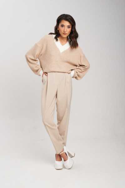 Бежевый свободный джемпер с пушистыми деталями и асимметричным низом Mixan 2063/2 - фото 2