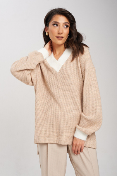 Бежевый свободный джемпер с пушистыми деталями и асимметричным низом Mixan 2063/2 - фото 1