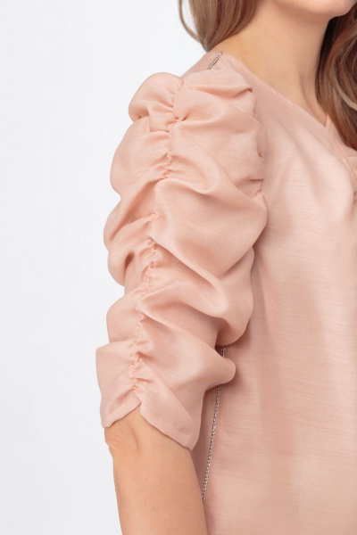 Очаровательная блуза из тончайшего полотна с драпировками Anelli 807 пудра - фото 19