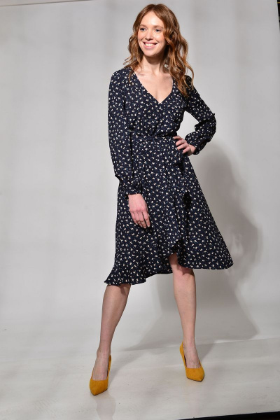 Демисезонное платье на запах с цветочным принтом Your size 2021 - фото 2