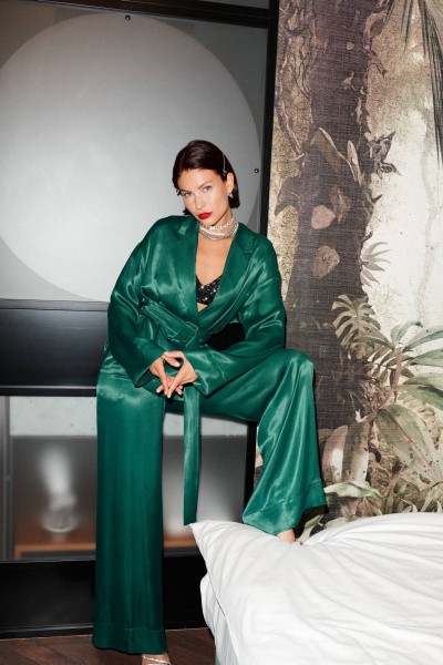 Демисезонный костюм из текстиля с блузой и брюками Lokka 1281 изумруд - фото 2