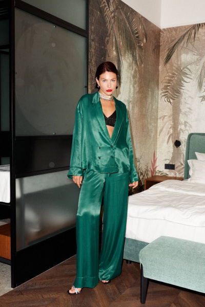 Демисезонный костюм из текстиля с блузой и брюками Lokka 1281 изумруд - фото 1