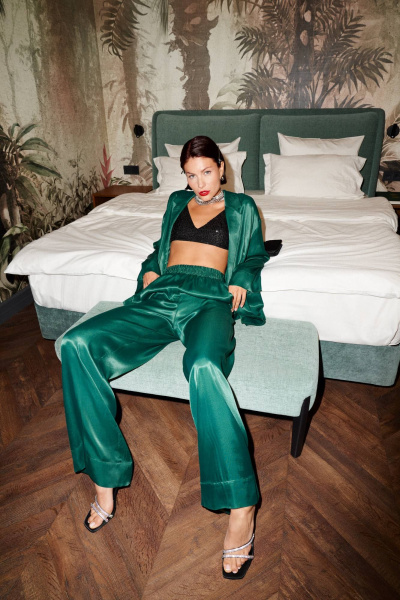 Демисезонный костюм из текстиля с блузой и брюками Lokka 1281 изумруд - фото 7