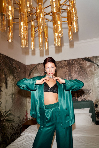 Демисезонный костюм из текстиля с блузой и брюками Lokka 1281 изумруд - фото 6