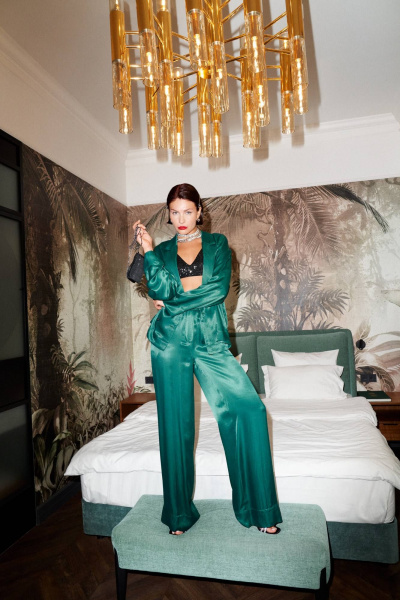 Демисезонный костюм из текстиля с блузой и брюками Lokka 1281 изумруд - фото 5