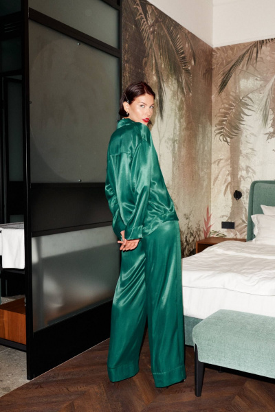 Демисезонный костюм из текстиля с блузой и брюками Lokka 1281 изумруд - фото 3