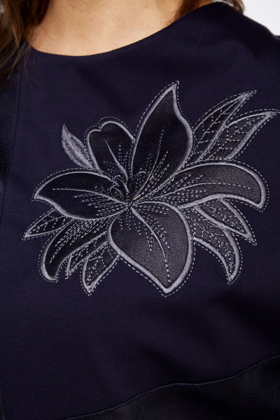 Свободный джемпер из трикотажа с эко-кожей и асимметричным дизайном Jurimex 3035 синий - фото 2