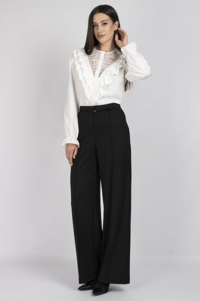 Элегантная блуза с ажурными кокетками и рюшами в классическом стиле VIZAVI 708 молочный - фото 10