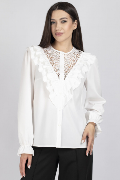 Элегантная блуза с ажурными кокетками и рюшами в классическом стиле VIZAVI 708 молочный - фото 5