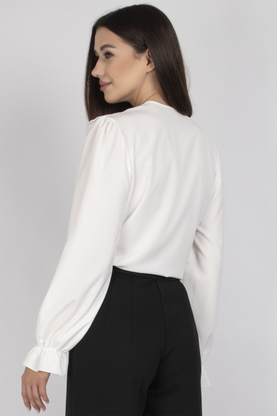 Элегантная блуза с ажурными кокетками и рюшами в классическом стиле VIZAVI 708 молочный - фото 2