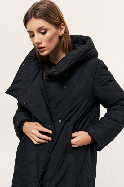 Зимнее черное пальто на утеплителе с капюшоном и диагональными стежками LeNata 14368 черный - фото 5