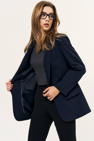 Деловой удлиненный жакет с карманами и шальковым воротником LeNata 12366 синий - фото 3