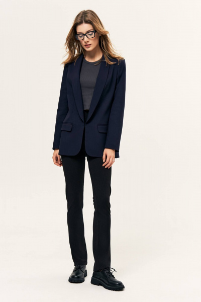 Деловой удлиненный жакет с карманами и шальковым воротником LeNata 12366 синий - фото 2