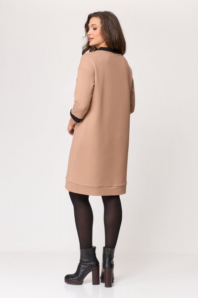 Платье трикотажное с вышивкой и меховыми пушками, в бежевом стиле Michel chic 2153 бежевый - фото 4