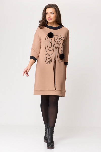Платье трикотажное с вышивкой и меховыми пушками, в бежевом стиле Michel chic 2153 бежевый - фото 2